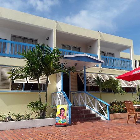 Carib Blue Apartments Oistins エクステリア 写真