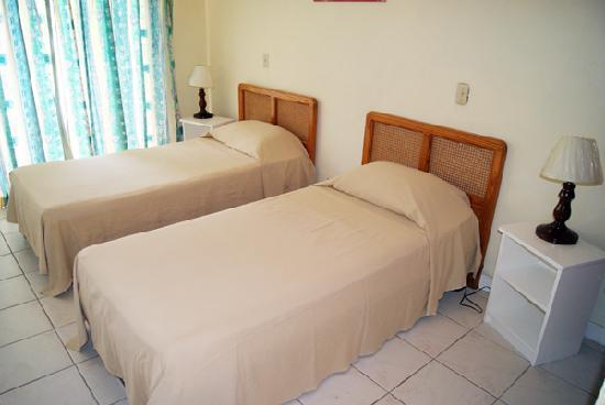 Carib Blue Apartments Oistins エクステリア 写真