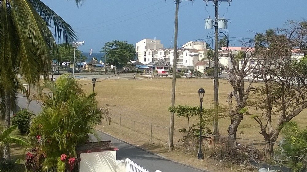 Carib Blue Apartments Oistins エクステリア 写真