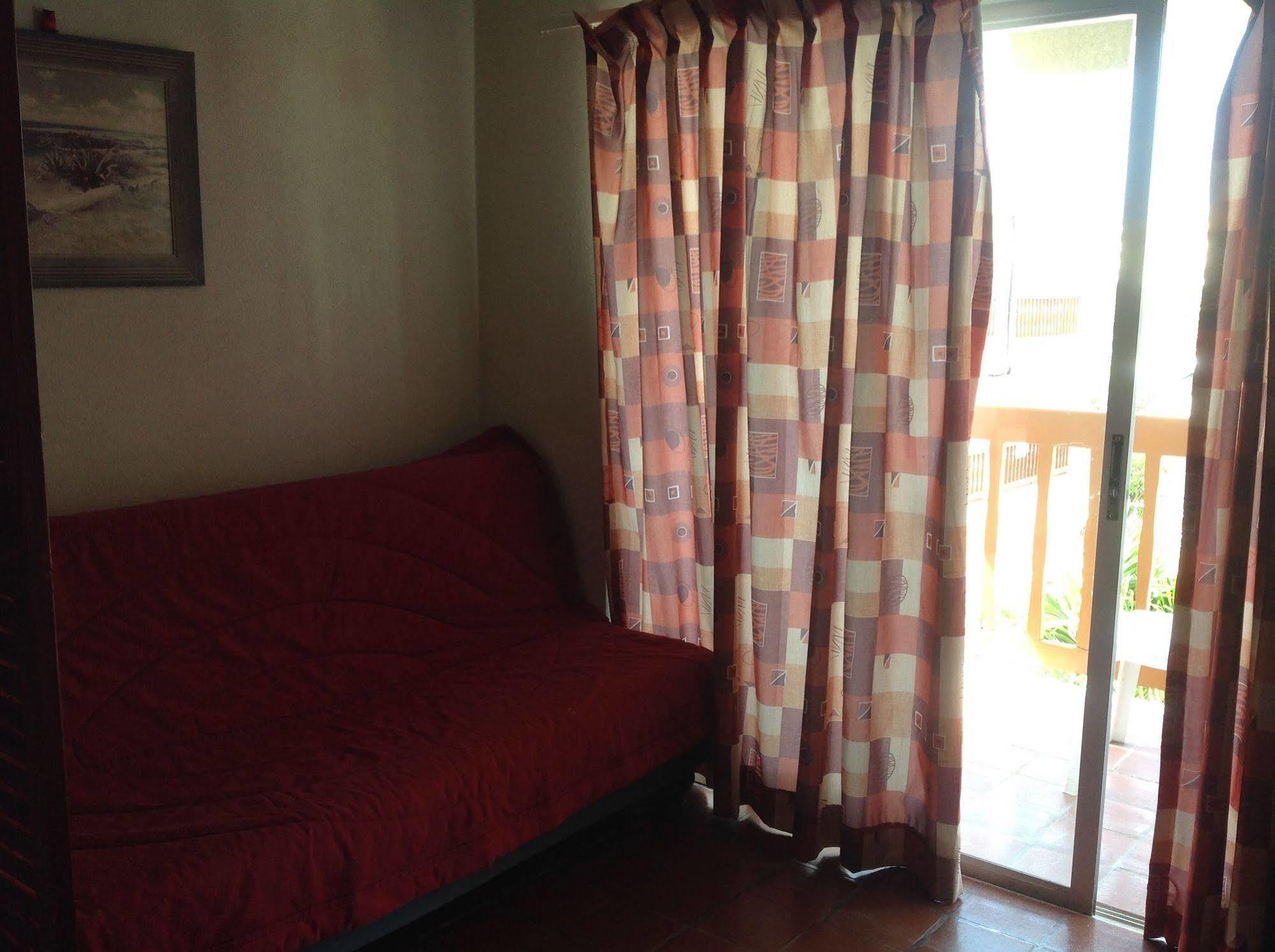 Carib Blue Apartments Oistins エクステリア 写真
