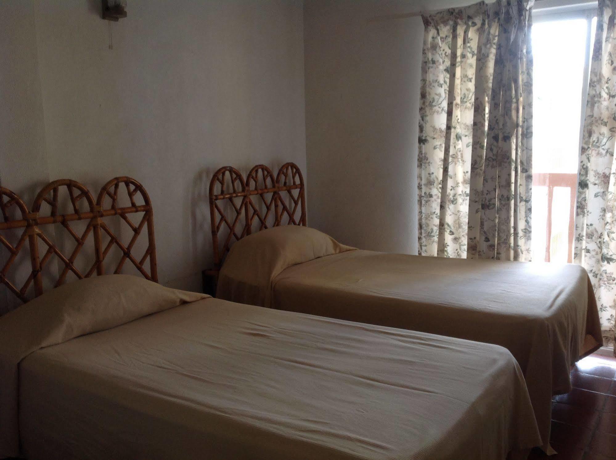 Carib Blue Apartments Oistins エクステリア 写真