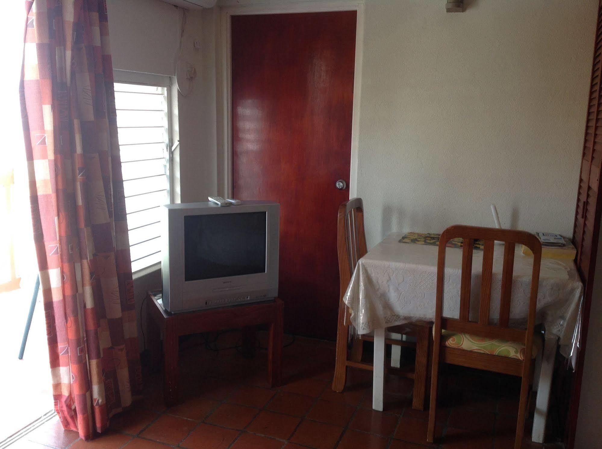 Carib Blue Apartments Oistins エクステリア 写真