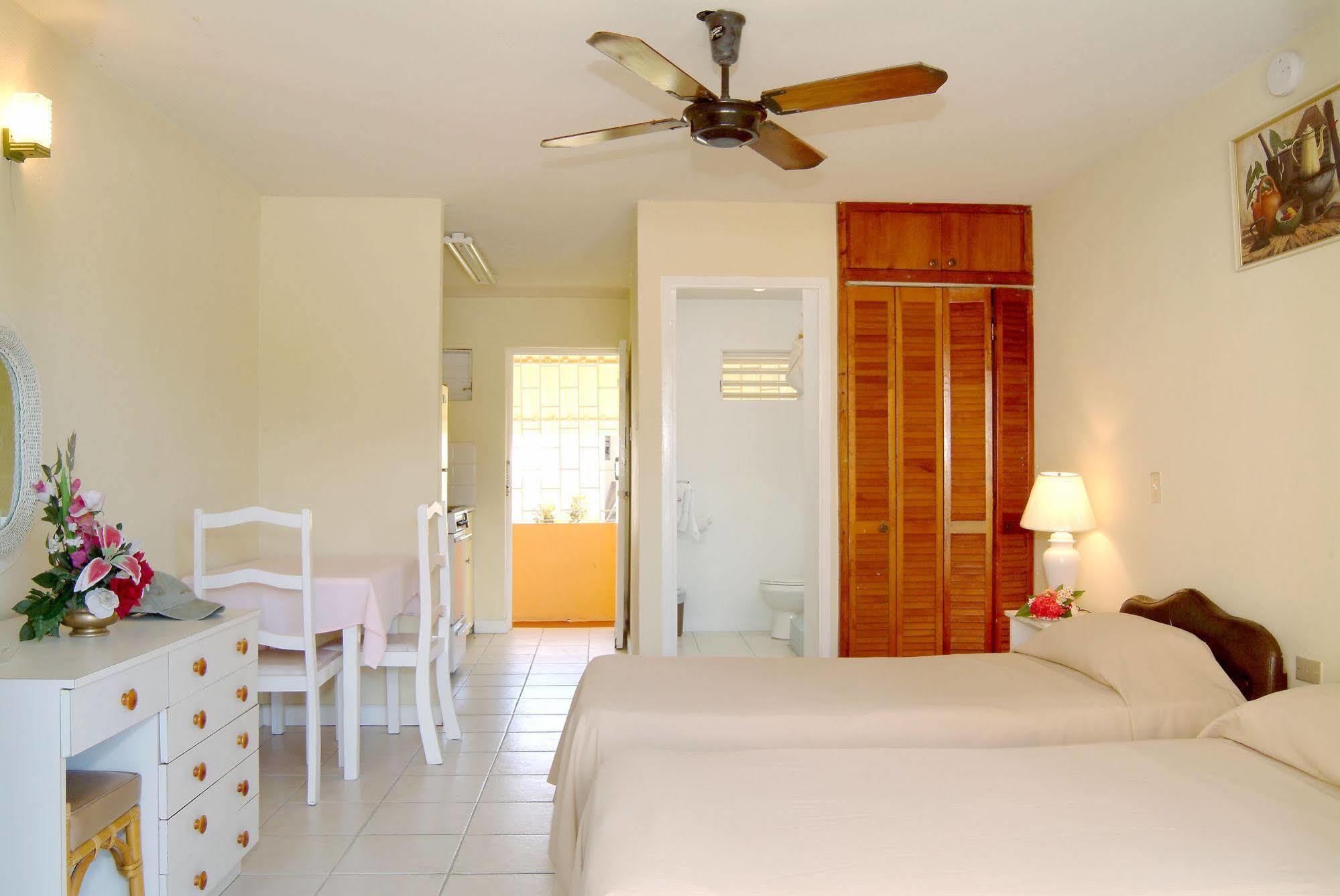 Carib Blue Apartments Oistins エクステリア 写真