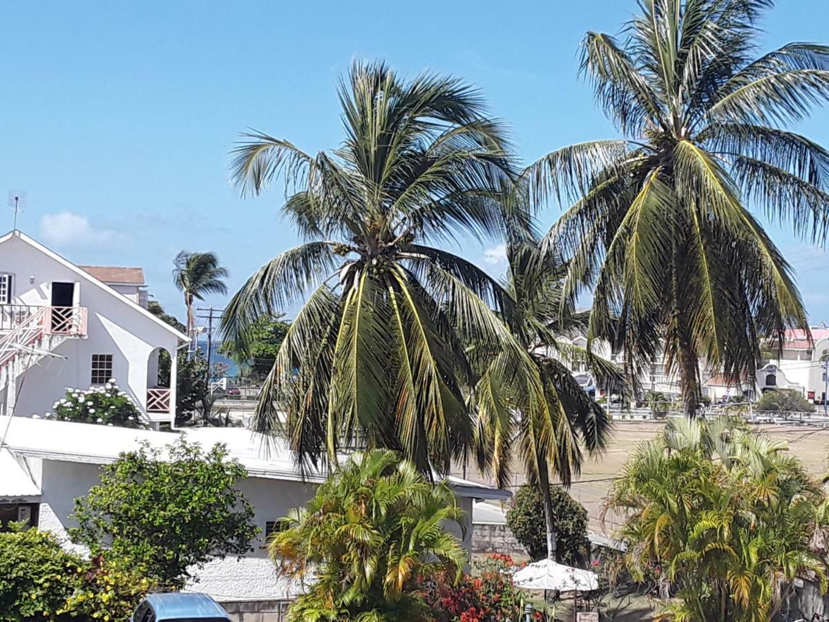 Carib Blue Apartments Oistins エクステリア 写真